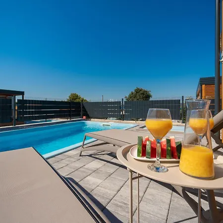 Camping Nevia - Mobile Homes With Heated Private Pool Neviđane
