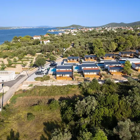 Camping Nevia - Mobile Homes With Heated Private Pool Neviđane