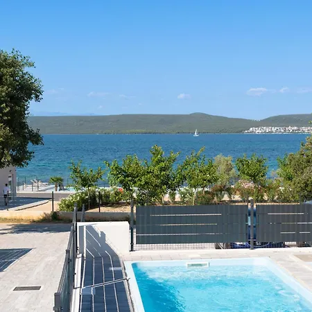 Nevia - Mobile Homes With Heated Private Pool Camping Neviđane