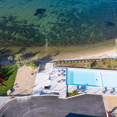 Nevia - Mobile Homes With Heated Private Pool Neviđane